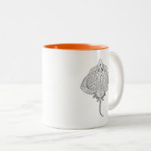 刺激を受けたなアカエイのトーテム ツートーンマグカップ (正面右)