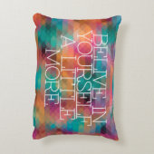 刺激、インスピレーション、知恵の単語。 引用文 アクセントクッション (裏面(縦))