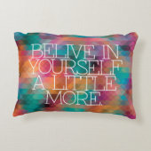 刺激、インスピレーション、知恵の単語。 引用文 アクセントクッション (裏面)