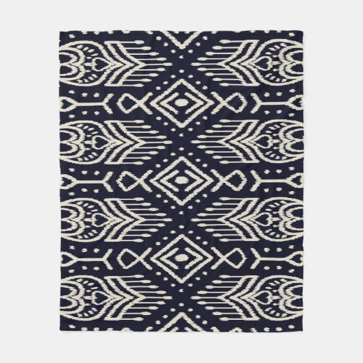 刺繍されたイカット生地:エスニックエレガンス。 フリースブランケット (正面)