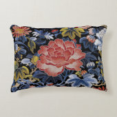 刺繍の濃紺の珊瑚のピンクの花のシャクヤク アクセントクッション (正面)