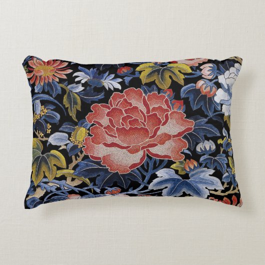 刺繍の濃紺の珊瑚のピンクの花のシャクヤク アクセントクッション (正面)
