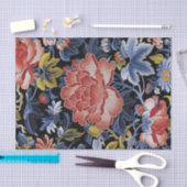 刺繍の濃紺の珊瑚のピンクの花のシャクヤク 薄葉紙 (クラフト)