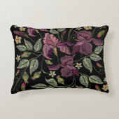 刺繍パープルアイリス黒い背景。 アクセントクッション (正面)