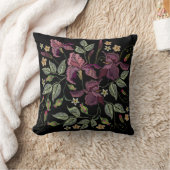 刺繍パープルアイリス黒い背景。 クッション (ブランケット)