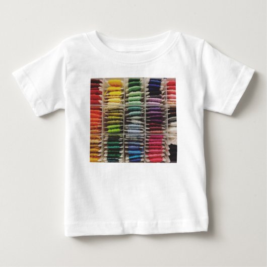 刺繍フロスレインボー ベビーTシャツ (正面)
