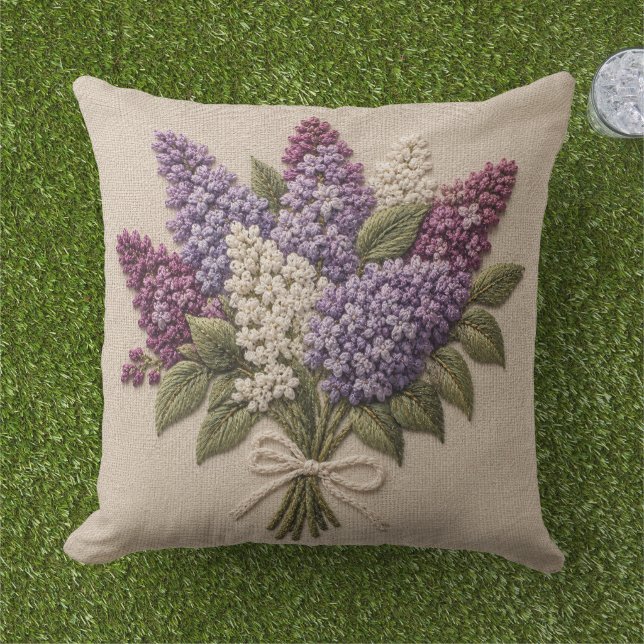 刺繍ライラックブーケ - フェイク刺繍リネン アウトドアクッション (芝生)