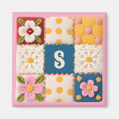 刺繍レースと花のモノグラムキルトブロック マグネット (正面)