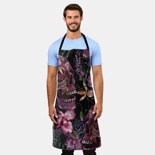 刺繍人間のスカルとピンクの蘭の花パット エプロン (着用した状態)