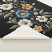 刺繍模様のワイルドフラワー黒い背景 シェルパブランケット (3/4)