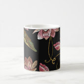 刺繍蓮の花シームレスなパターン コーヒーマグカップ (中央)