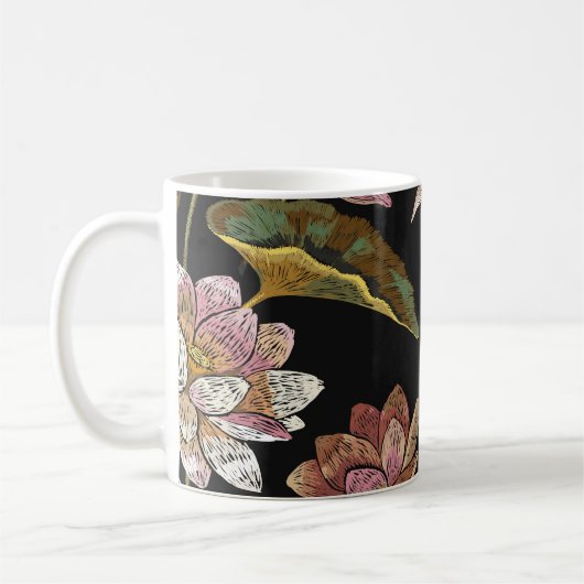 刺繍蓮の花シームレスなパターン コーヒーマグカップ (左)