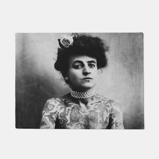 刺青された女性のヴィンテージ ドアマット (正面)