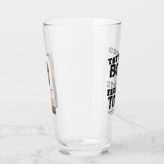 刺青された男の子は私のお気に入りのおもちゃの飲みガラス タンブラーグラス (右)