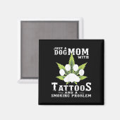 刺青と喫煙の問題を持つ犬のおもしろい母 マグネット (正面/裏面)