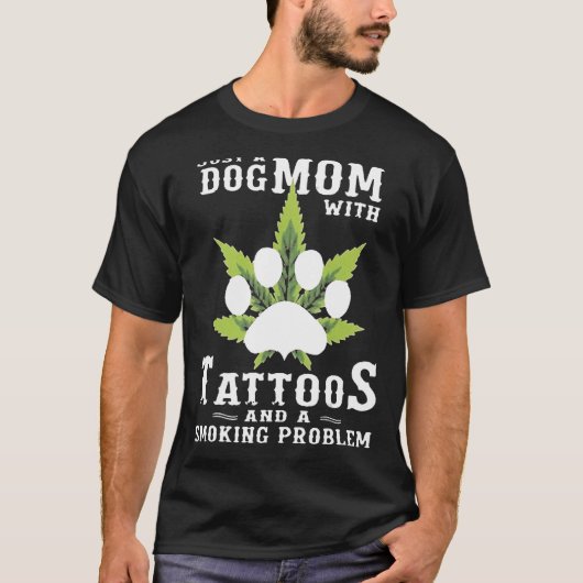 刺青と喫煙問題雑草を持つ犬の母親 Tシャツ (正面)
