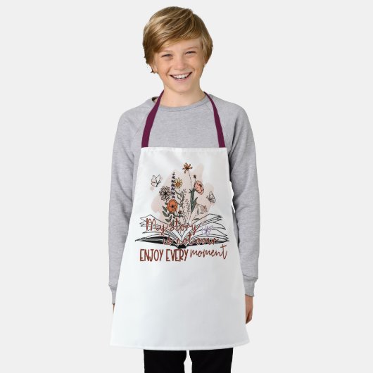 刻々楽しむとメッセージ前向き エプロン (着用した状態)