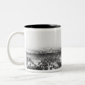 刻まれたチャールズの包囲の間のBadajos ツートーンマグカップ (左)