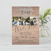 刻印された素朴ハートイニシャルウッド結婚ズ 招待状 (スタンド正面)