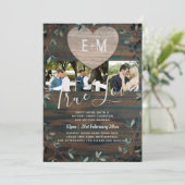 刻印ハート素朴イニシャルウッドフォト結婚ズ 招待状 (スタンド正面)