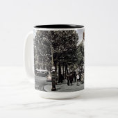 前のパリフランスの歩道のカフェ戦争の水彩画の芸術 ツートーンマグカップ (正面左)