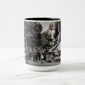 前のパリフランスの歩道のカフェ戦争の水彩画の芸術 ツートーンマグカップ (中央)