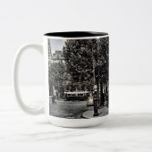 前のパリフランスの歩道のカフェ戦争の水彩画の芸術 ツートーンマグカップ (左)