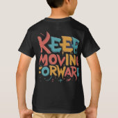 前保に進む（デザインされたキッドのTシャツ） Tシャツ (裏面)