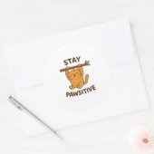 前向きな気持ちを保つ"Stay pawsitive" 引用符プリント ラウンドシール (封筒)