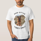 前向きな犬の写真 Tシャツ (正面)