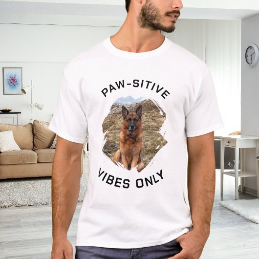 前向きな犬の写真 Tシャツ