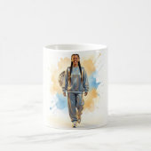 前向きに歩く自信に満ちた若い女性 マグカップ (中央)