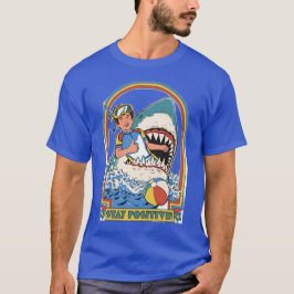 前向きに!サメの口の中のレトロなダイバー面白グッズ Tシャツ