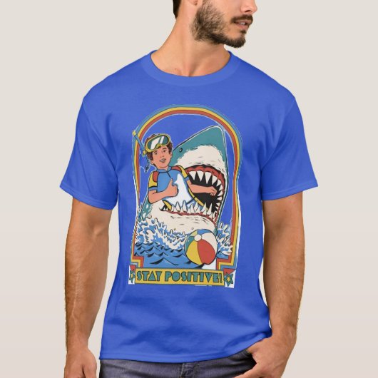 前向きに!サメの口の中のレトロなダイバー面白グッズ Tシャツ (正面)
