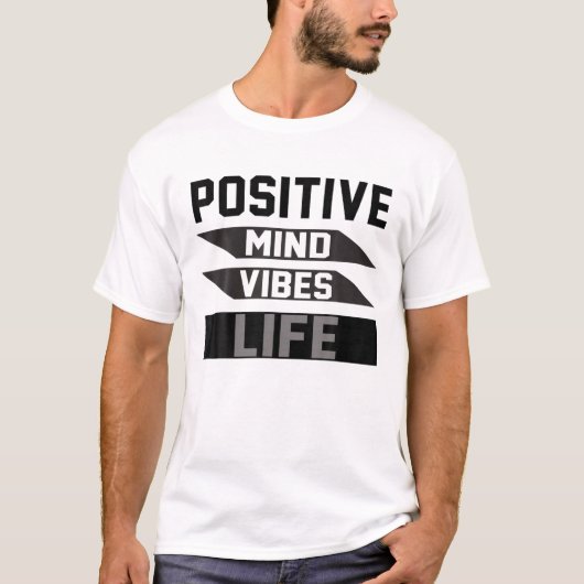 前向きシャ前向きツマインド前向きビーポジティヴ Tシャツ (正面)
