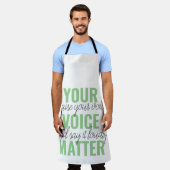 前向きGreen Your Voice Matterモチベーション引用文 エプロン (着用した状態)