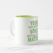 前向きGreen Your Voice Matterモチベーション引用文 ツートーンマグカップ (正面左)