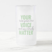 前向きGreen Your Voice Matterモチベーション引用文 フロストグラスビールジョッキ (中央)