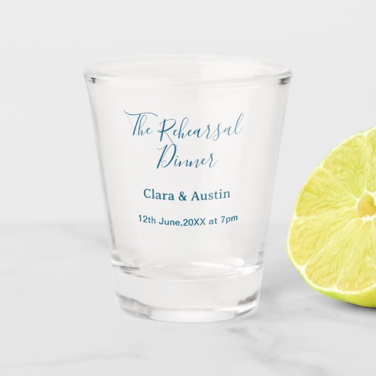 前夜祭のシンプルでミニマルな食事 ショットグラス (正面)