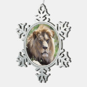 前方から見えるライオンのポートレート スノーフレークピューターオーナメント (右)