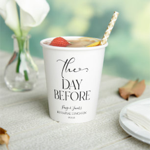 前日のミニマルな結婚式のリハーサルランチ 紙コップ