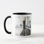 前景およびエクササイズの自由な重量の列 マグカップ (左)