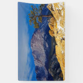 前景にツリーがある杭のピーク 横断幕 (縦)