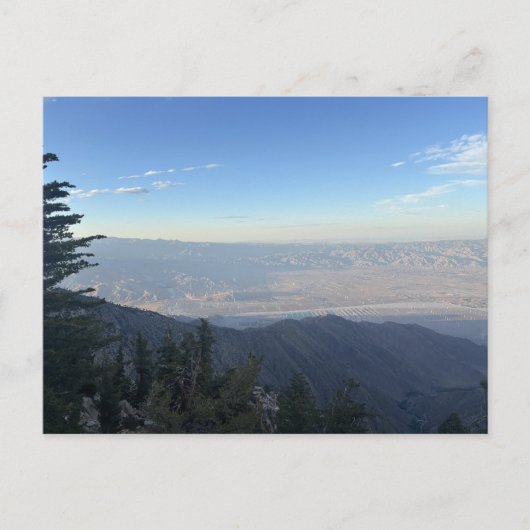 前景に木々のある山の展望パノラマ ポストカード (正面)