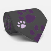 前足が持っている ネクタイ (ロール)