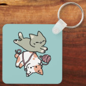 前足で遊ぶ猫のかわいいイラスト キーホルダー (裏面)