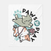 前足で遊ぼう – かわいい猫のイラスト フリースブランケット (正面)