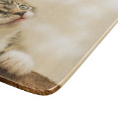 前足を伸ばした可愛い子猫 カッティングボード (角)