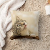 前足を伸ばした可愛い子猫 クッション (ブランケット)