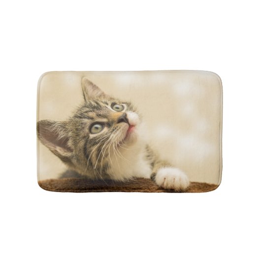 前足を伸ばした可愛い子猫 バスマット (正面)
